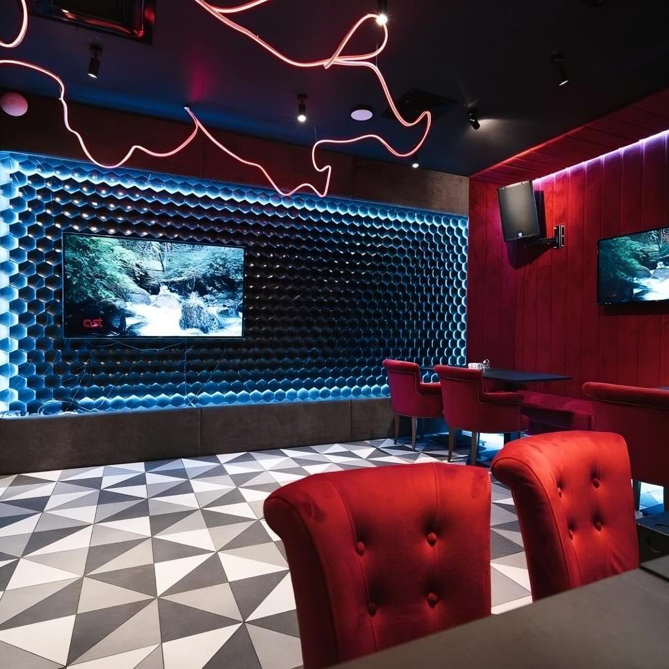 «Shelby караоке – это место, где каждый может почувствовать себя звездой и петь любимые песни перед друзьями и незнакомцами».