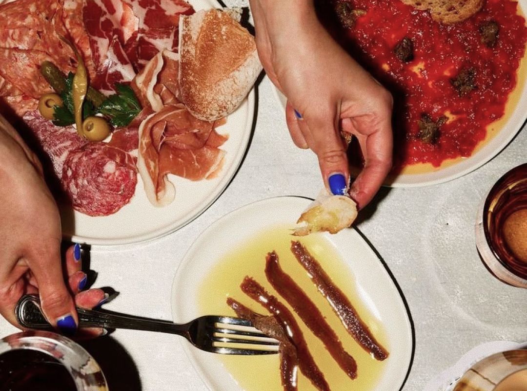 Сегодня это четыре заведения в Санкт-Петербурге — каждое со своей уникальной концепцией — а также несколько франшизных точек. Неизменными остаются тёплое гостеприимство и честная кухня.