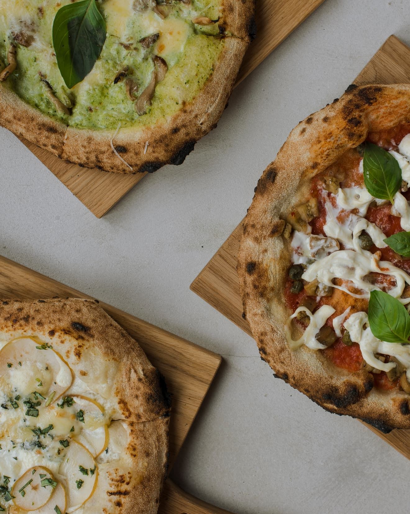 Пицца на дровах, вино и люди