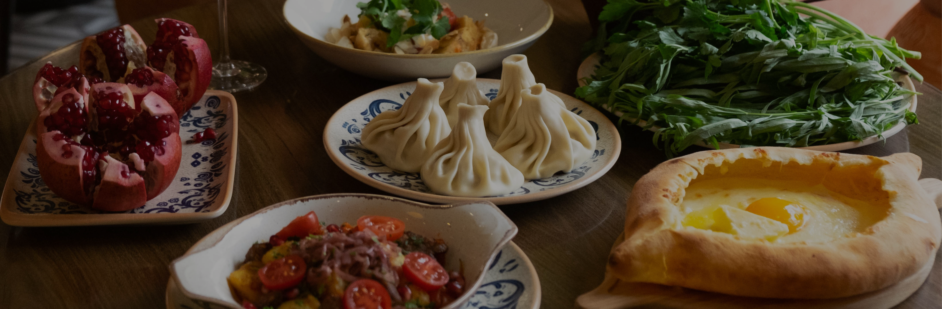 Готовим традиционные блюда, печем свежий хлеб в печи и щедро наполняем бокалы винами!