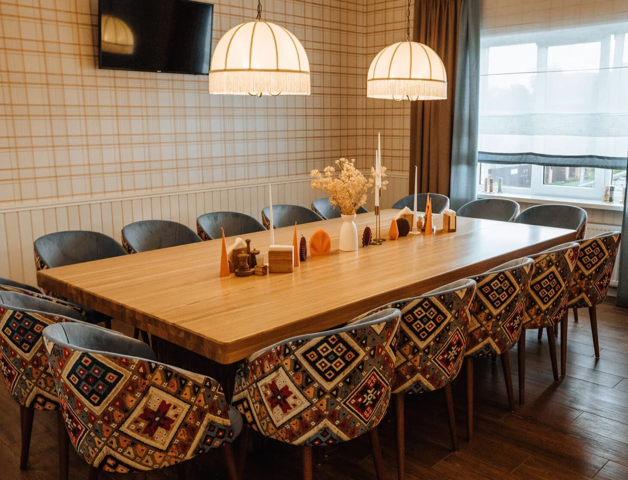 Уютный банкетный зал (вместимость до 16 человек)