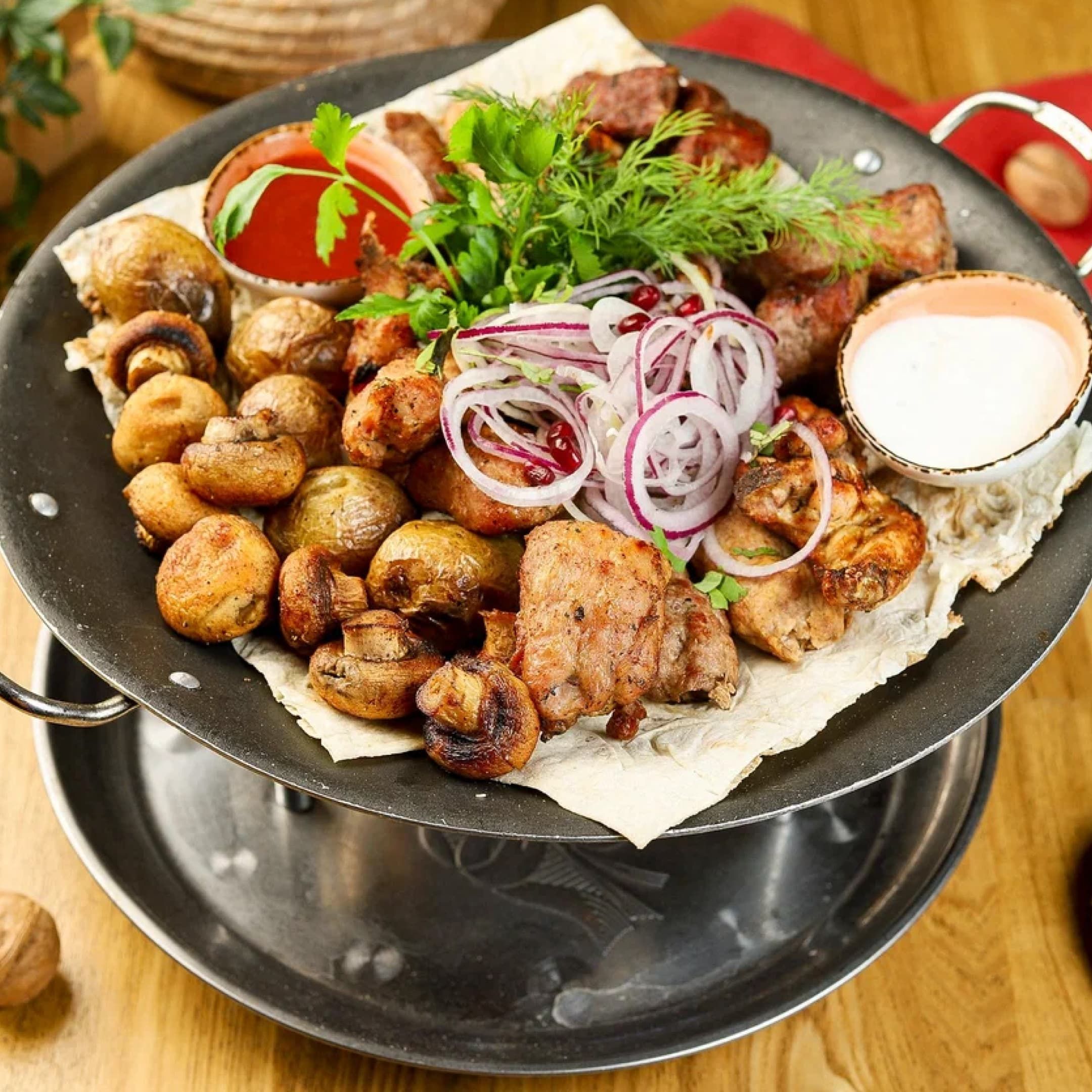 И всё это по-грузински: сыто, пряно, пьяно!